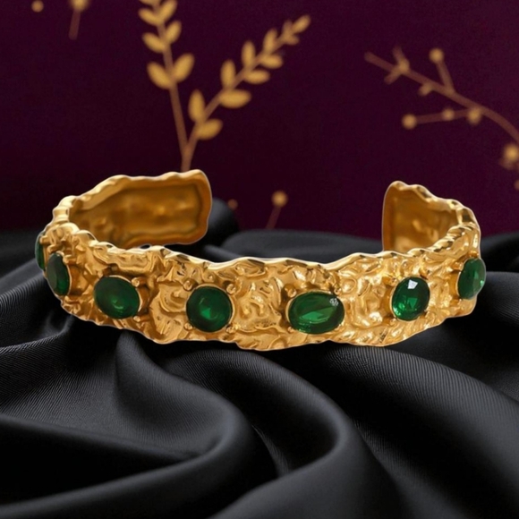 🆕️Vintage-Inspired Gold Cuff Bracelet | Green Zirconia Gems | 18K Gold Plated ✨ - Picture 1 of 11